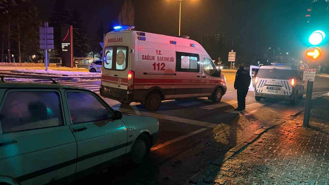 Kayseri Kocasinan'da refüje çarpan otomobilin sürücüsü hafif yaralandı