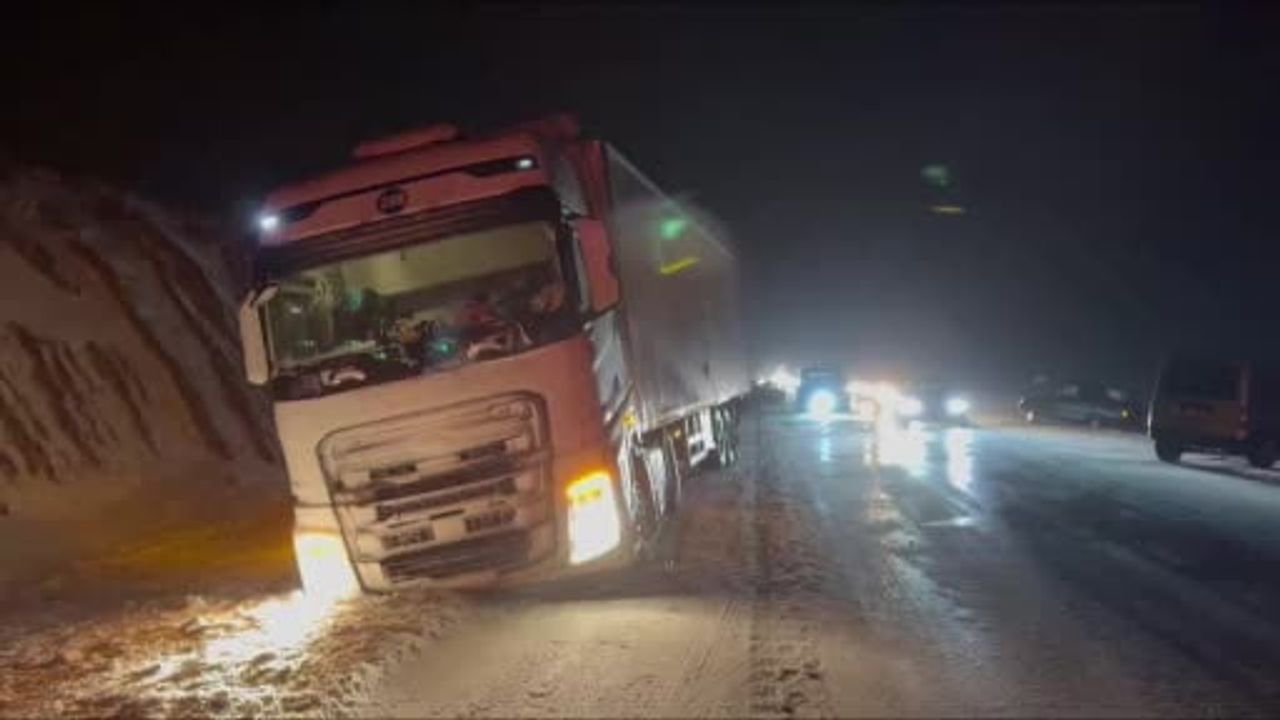 Kayseri-Malatya Karayolu'nda buzlanma: 4'ü tır olmak üzere yaklaşık 20 araç maddi hasarlı kazaya karıştı
