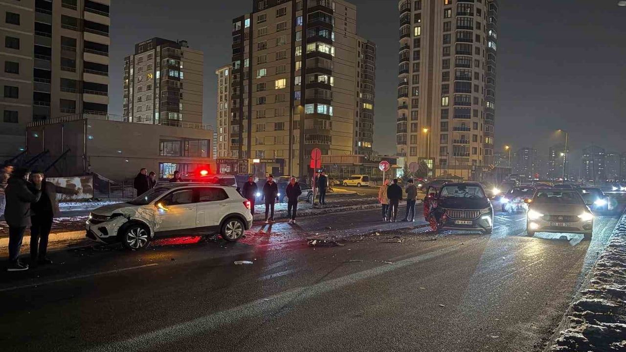 Kayseri Melikgazi'de aydınlatma direğine çarpan araç nedeniyle elektrik kesintisi; aynı güzergahta üç ayrı kaza yaşandı