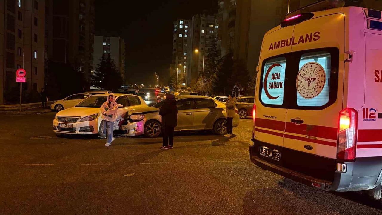 Kayseri Melikgazi’de Trafik Kazası: İki Otomobil Çarpıştı, 1 Yaralı