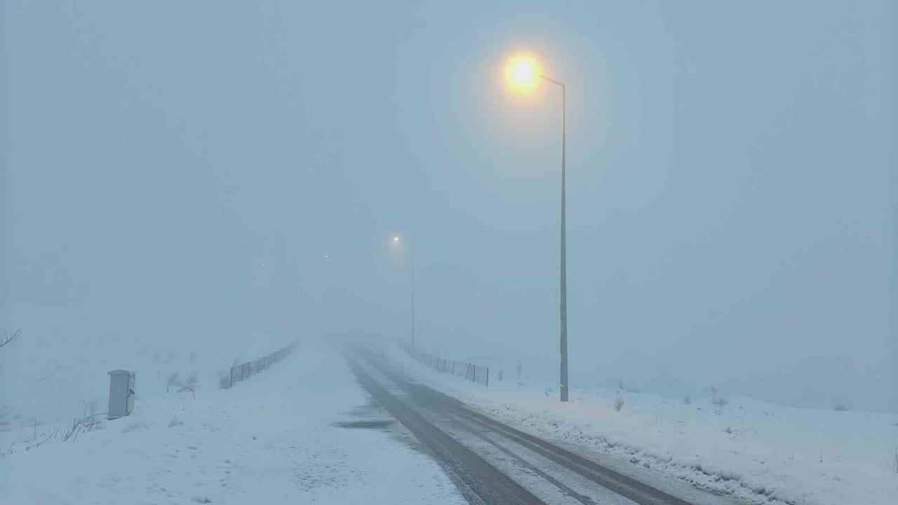 Kayseri'nin yüksek kesimlerinde sis: Görüş mesafesi 20 metreye kadar düştü