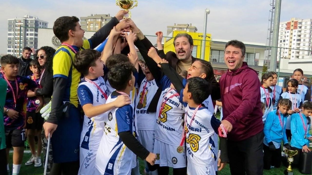 Kayseri Okul Sporları: Osman Ulubaş Köşk Ortaokulu namağlup şampiyon