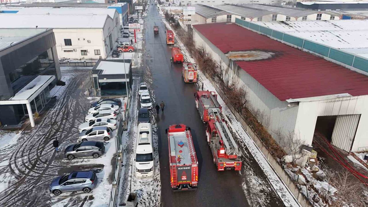 Kayseri Organize Sanayi’de mobilya fabrikasında yangın havadan görüntülendi