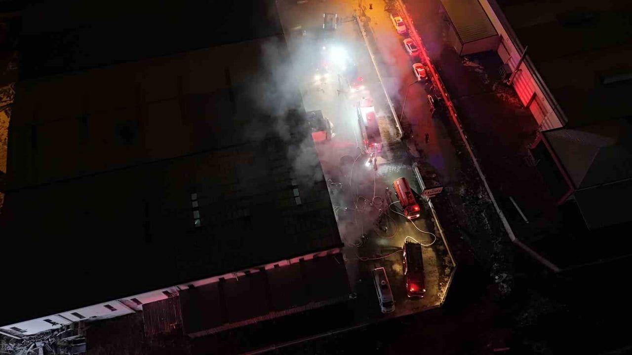 Kayseri OSB'de mobilya fabrikasında yangın kontrol altına alındı