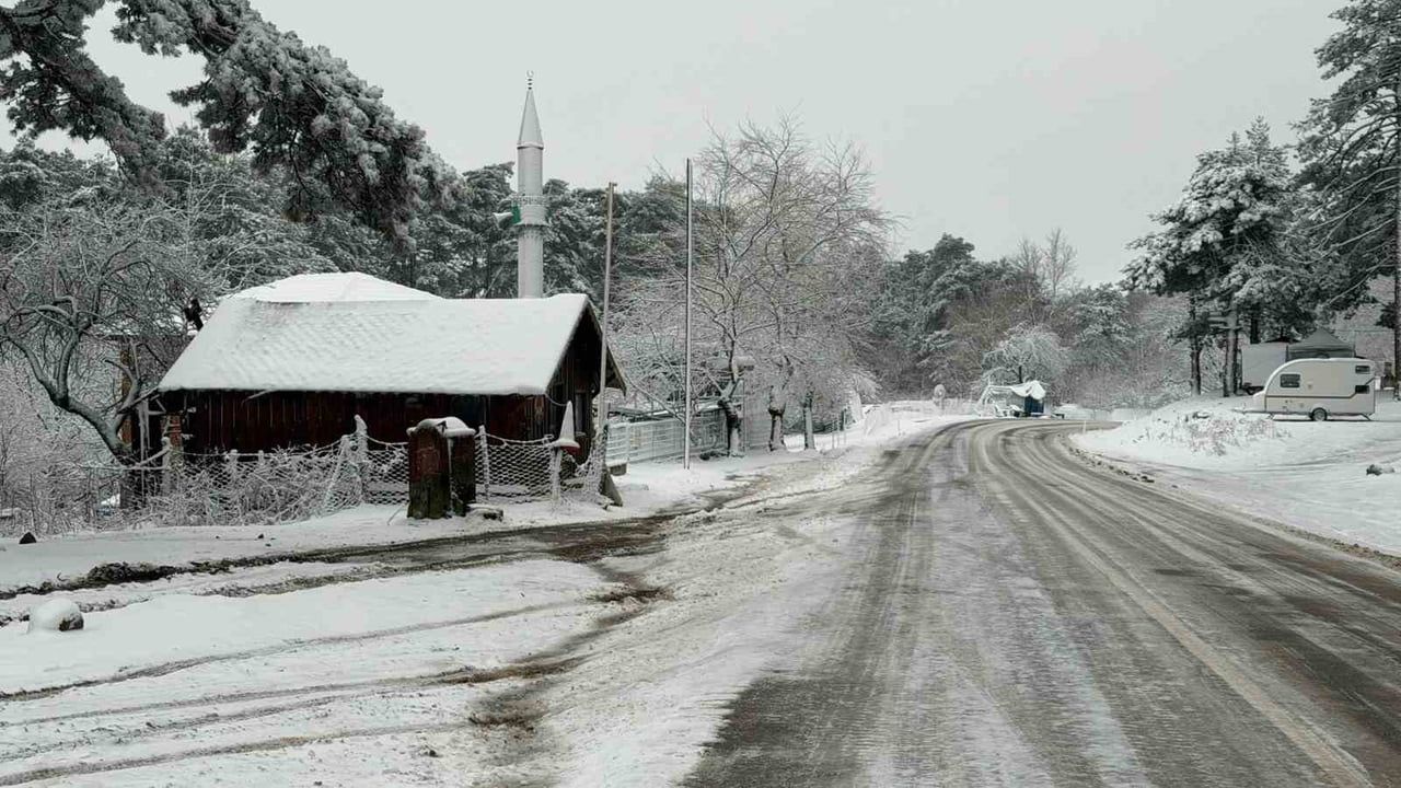 Kazdağları'nda Kar Etkili: Edremit–Havran–Yenice Güzergahında Ulaşım Kontrollü