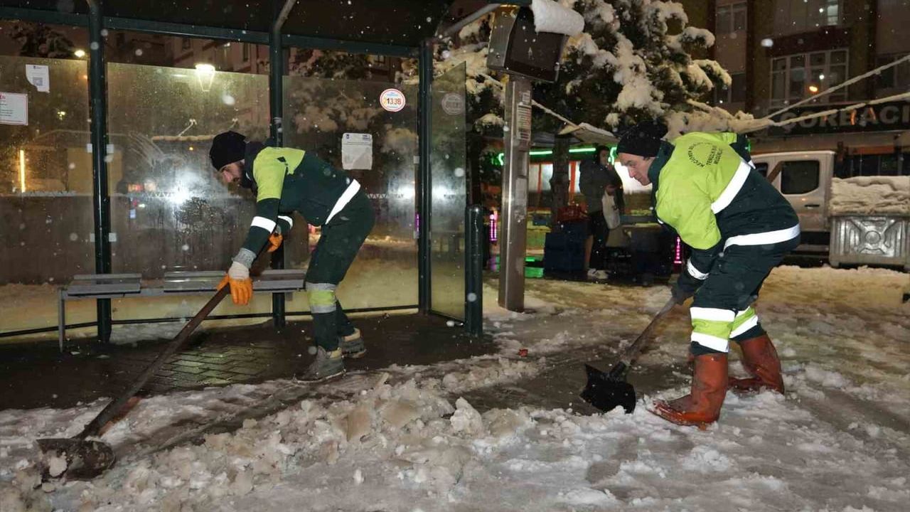 Keçiören Belediyesi ilçe genelinde kar küreme ve tuzlama çalışmalarını aralıksız sürdürüyor