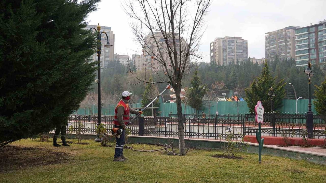 Keçiören Belediyesi kış aylarında da park ve yeşil alan bakımını sürdürüyor