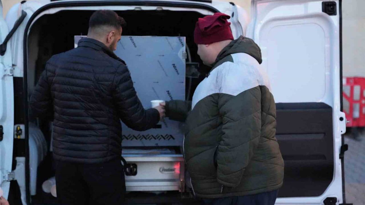 Keçiören Belediyesi soğuk havalarda sabah ve akşam sıcak çorba dağıtıyor
