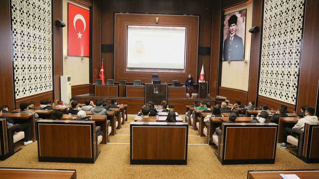 Keçiören Belediyesi stajyerleri iş ve sosyal yaşama hazırlıyor