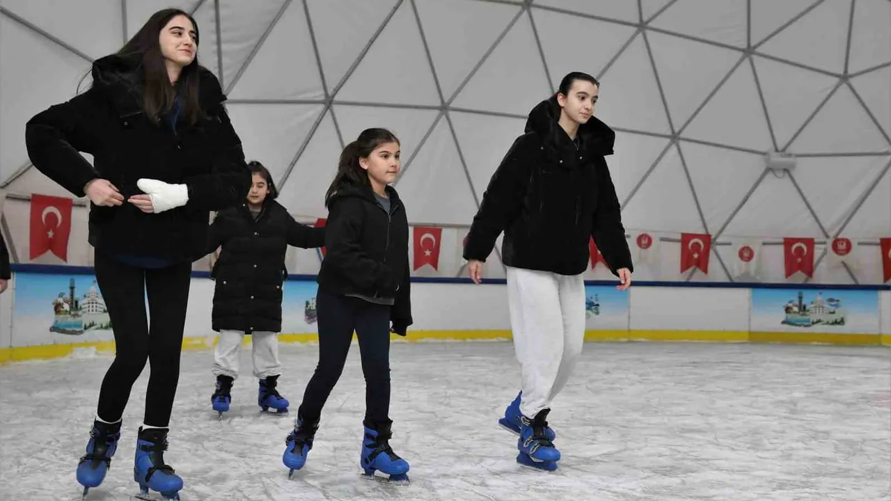 Keçiören’de Ahmet Çalık Buz Pateni Pisti ara tatilde çocukların uğrak noktası