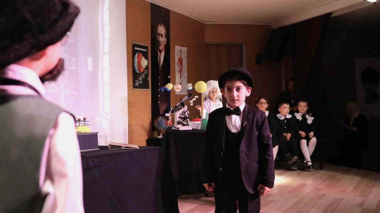 Keçiören'de 'Bilimin Işığında' Tiyatrosu: Öğrenciler Bilim Tarihini Sahneye Taşıdı