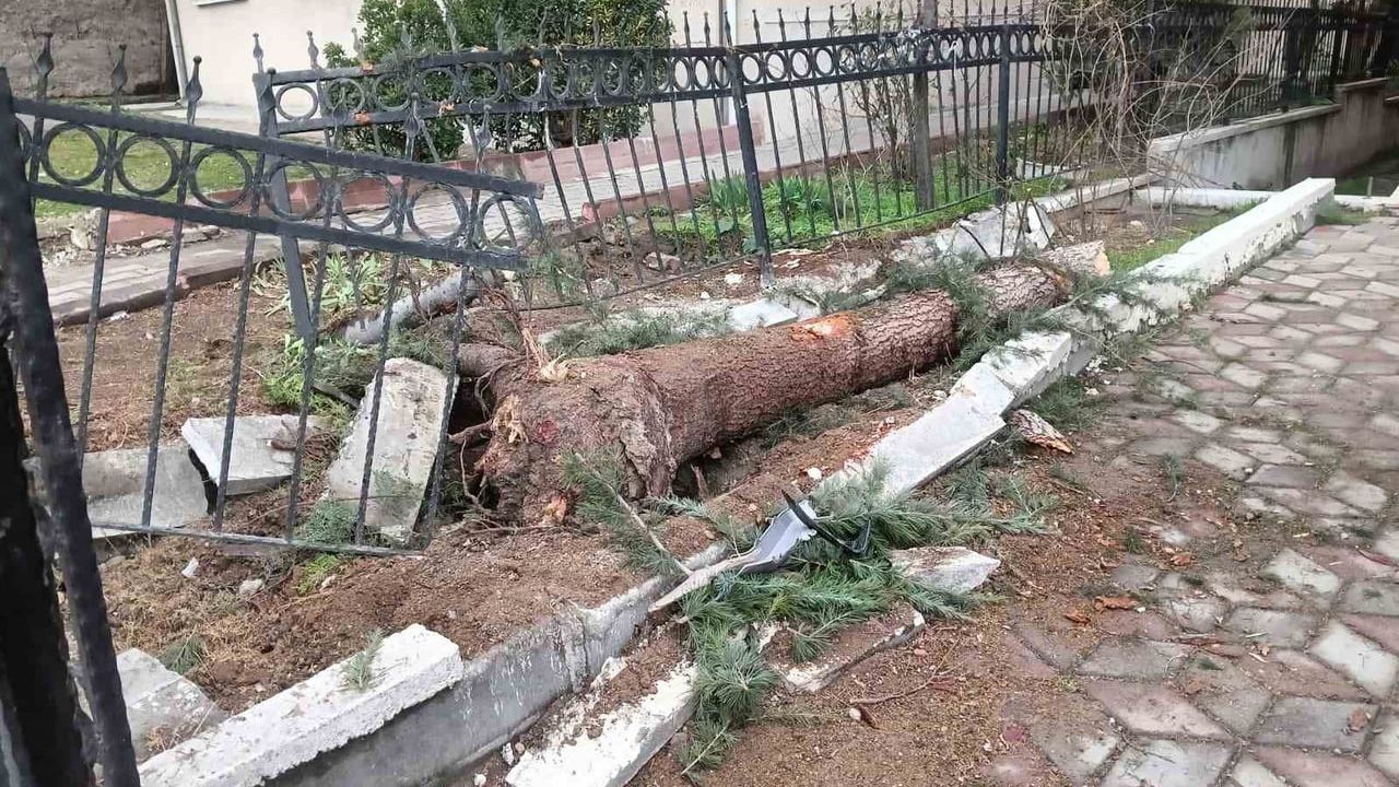 Keçiören'de hafriyat kamyonu apartman bahçesine girip 4 araca çarptı