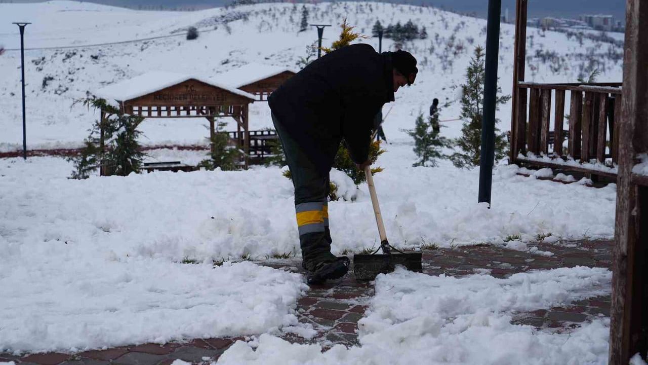 Keçiören’de kar sonrası yaya güvenliği için kar küreme ve tuzlama çalışmaları sürüyor