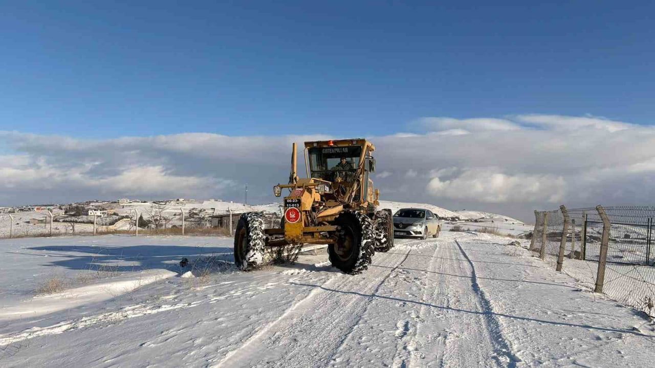 Keçiören'de karla mücadele: 93 araç ve 400 personelle tuzlama ve yol açma çalışmaları