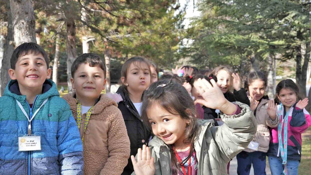 Keçiörenli minikler Şehit Cuma Dağ Tabiat Tarihi Müzesi’nde bilim ve doğayla buluştu