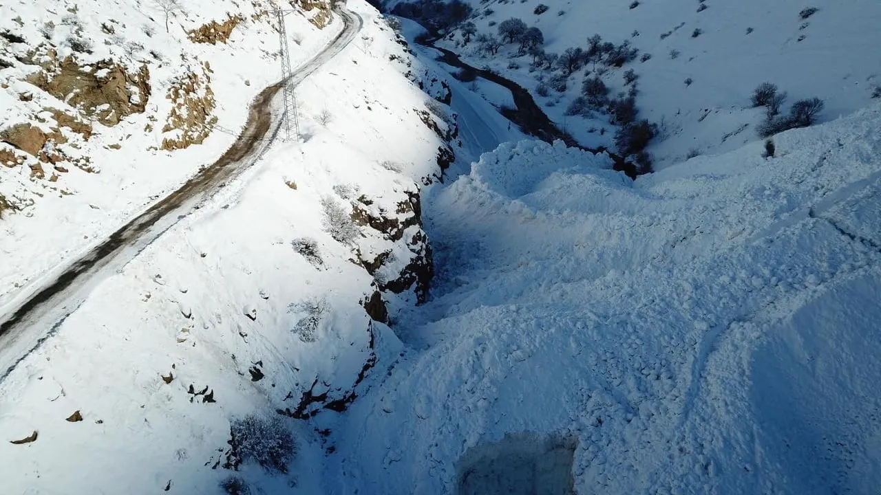 Kemaliye'de Başpınar-Başbağlar grup köy yolunda çığ: Ekipler sahada müdahaleyi sürdürüyor