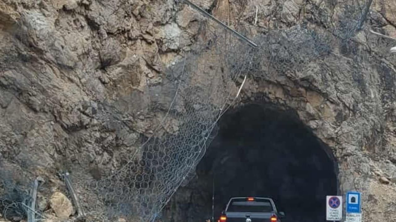 Kemaliye'de Şırzı Köprüsü yolundaki tünel girişinde çöken tel örgü sürücüler için risk oluşturuyor