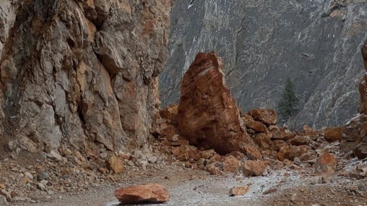 Kemaliye'de Taş Yolu geçici olarak trafiğe kapatıldı