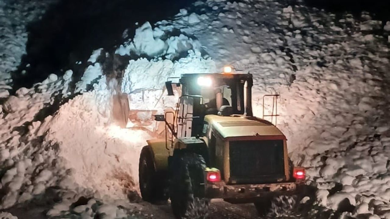 Kemaliye'de Ulaşıma Kapanan Grup Köy Yolları İlçe Özel İdaresi Tarafından Açıldı