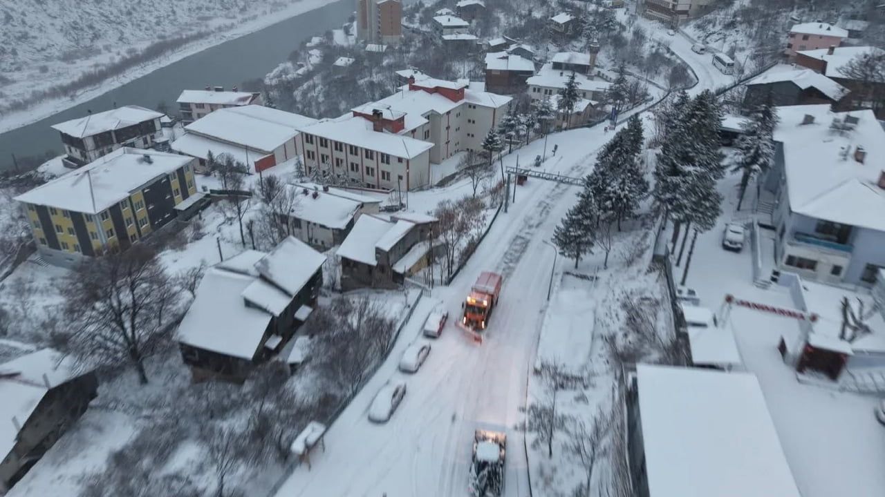 Kemaliye’de Yoğun Kar Yağışı İlçe Merkezini ve Yüksek Kesimleri Beyaza Bürüdü