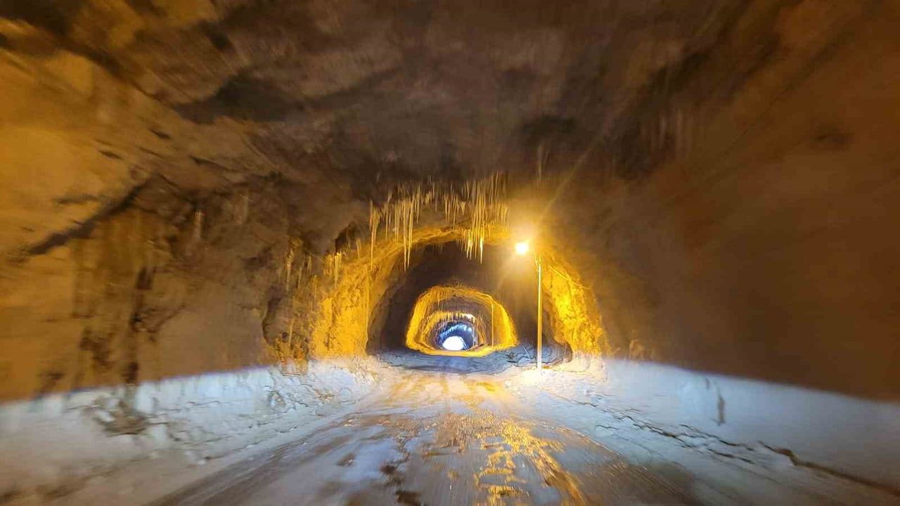 Kemaliye'deki 'Taş Yolu' kışın buz tuttu