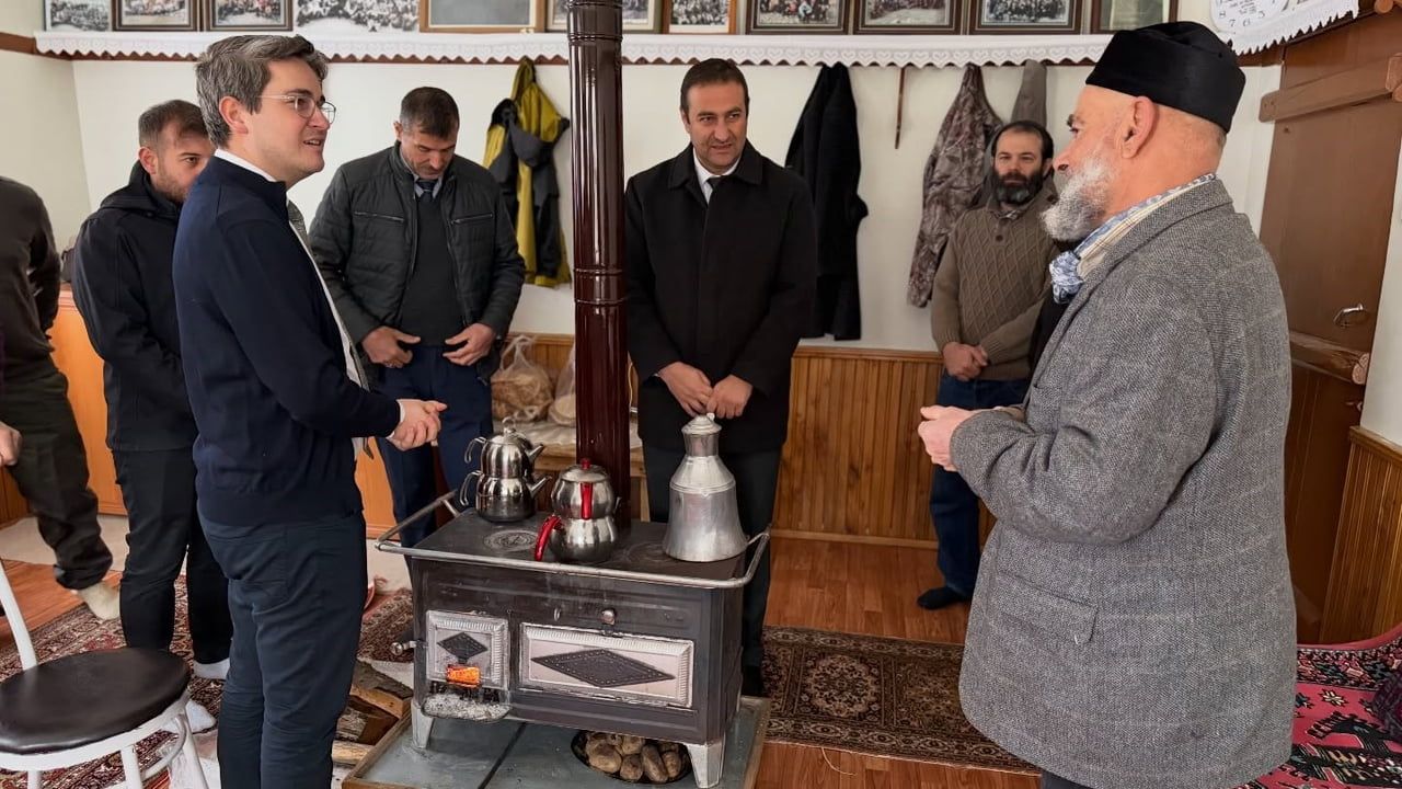 Kemaliye Kaymakamı Emirhan Arıkan, Toybelen (Gemürgap) Köyünde Tarihi Dokuyu İnceledi