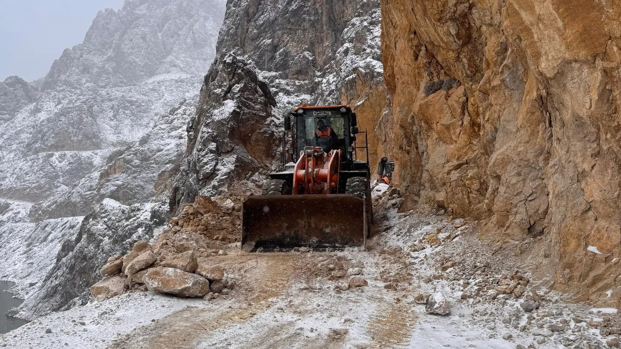 Kemaliye Taş Yolu'nda Düşen Kaya ve Taşlar Temizlendi, Güzergâh Güvene Alındı