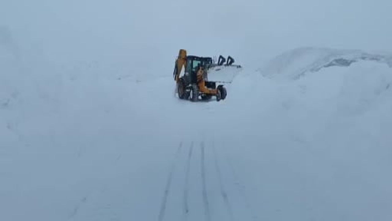 Kemaliye Taşyolu'nda çığ nedeniyle güzergâh geçici olarak ulaşıma kapatıldı