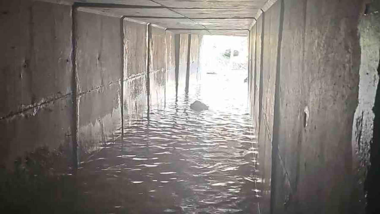 Kemalpaşa’da İncepınar Deresi’ne sürüklenen araçlardan biri menfeze sıkıştı, kurtarma sürüyor