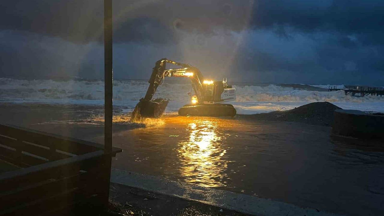 Kemer’de dört gündür süren sağanaklar su baskınlarına yol açtı; Kemer Belediyesi müdahalesi sürüyor