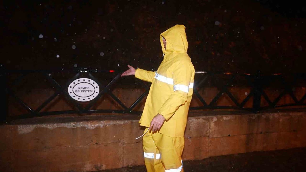 Kemer'de sağanak: Belediye ekipleri tahliye ve kurtarma çalışmalarına odaklandı