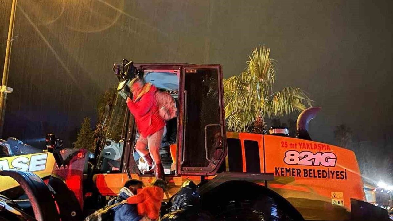 Kemer'de sağanak: Çamyuva'da mahsur kalan 4 çocuk ve yaşlı kadın pansiyona yerleştirildi