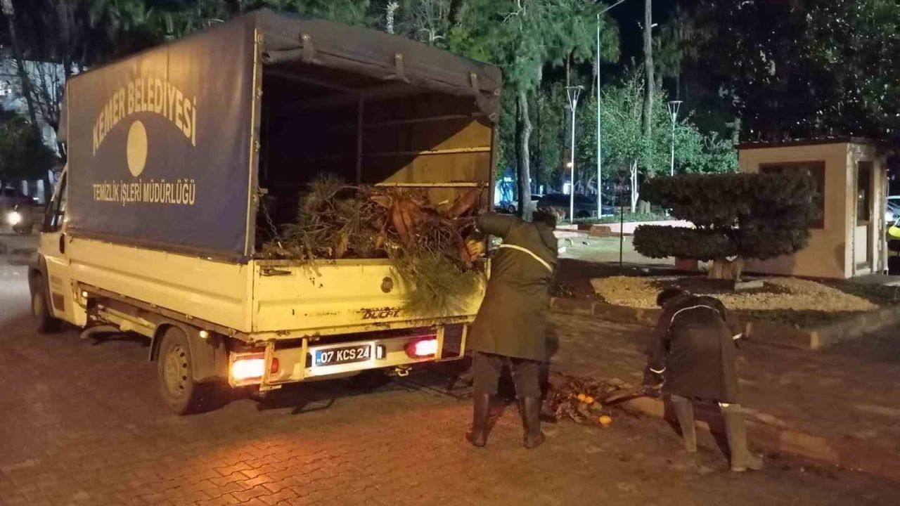Kemer'de sağanak sonrası köprülerdeki tomruk ve atıklar temizlendi