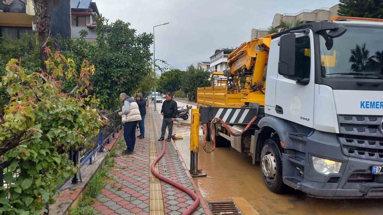 Kemer'de sağanak sonrası temizlik çalışmaları sürüyor