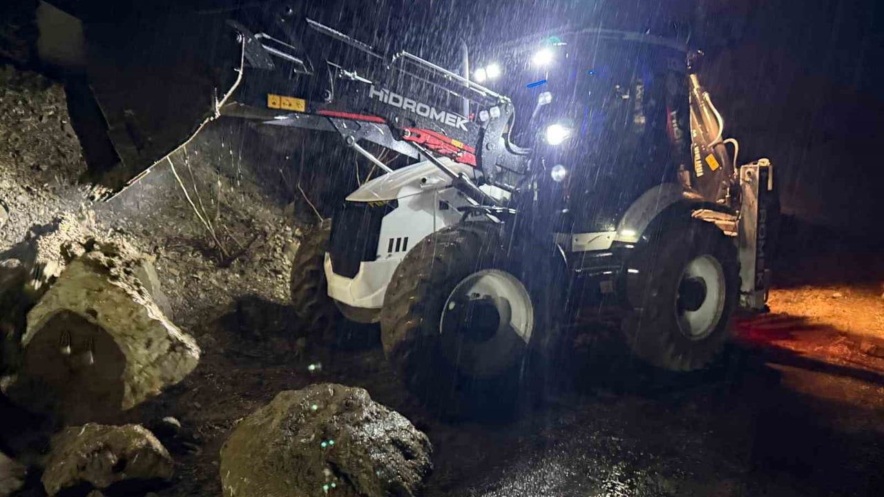 Kemer Yayla Kuzdere yolunda yağış nedeniyle istinat duvarı çöktü, bir araç mahsur kaldı