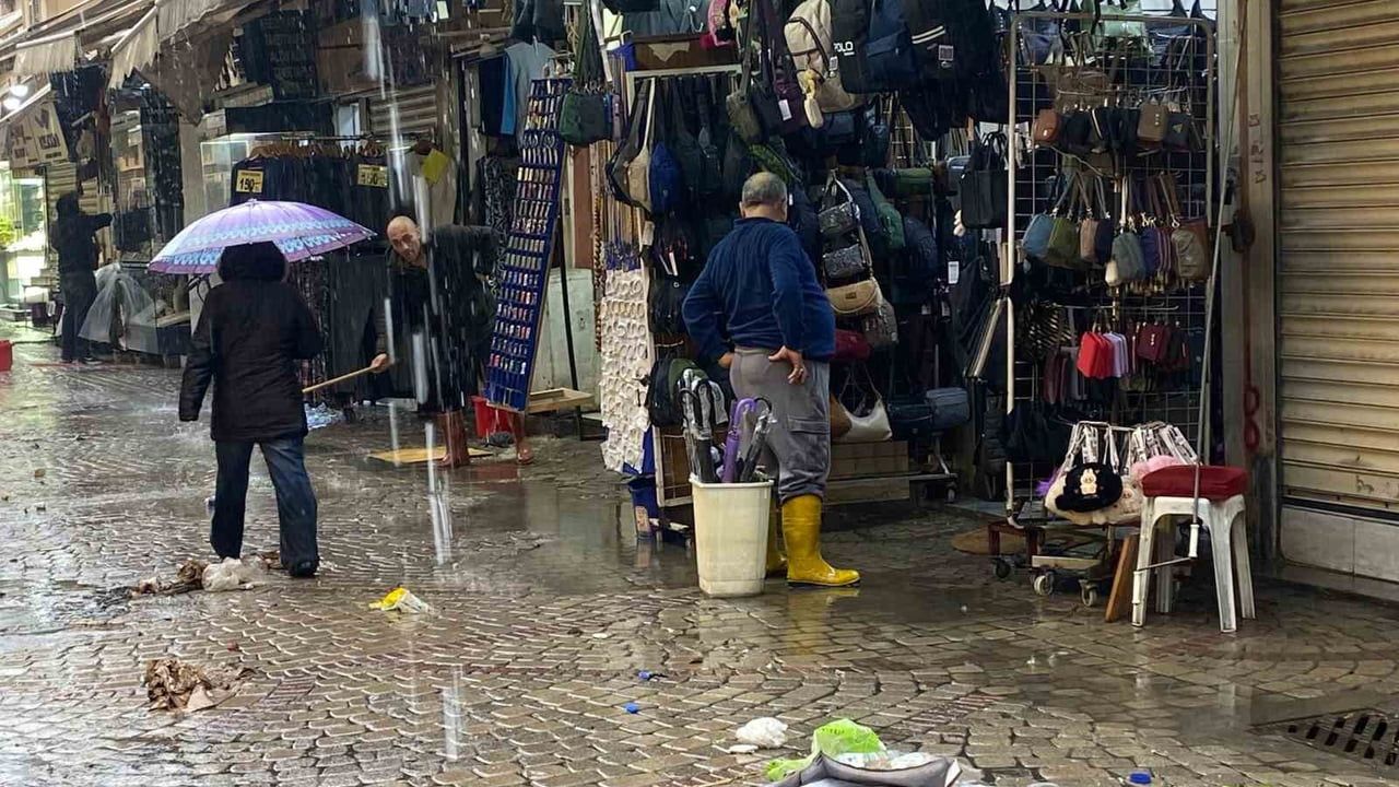 Kemeraltı Çarşısı'nda yeniden su baskını: Esnaf rögar temizliği eksikliğinden şikayetçi