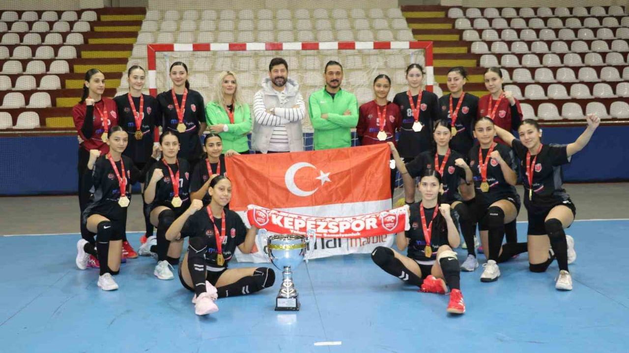 Kepez Belediye Yıldız Kızlar Hentbol Takımı Amasya'da 10'da 10 yaparak Türkiye Şampiyonu