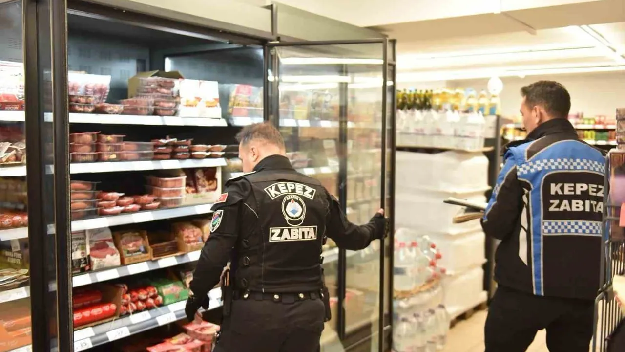 Kepez Belediyesi'nden marketlerde fiyat etiketi ve son kullanma tarihi denetimi