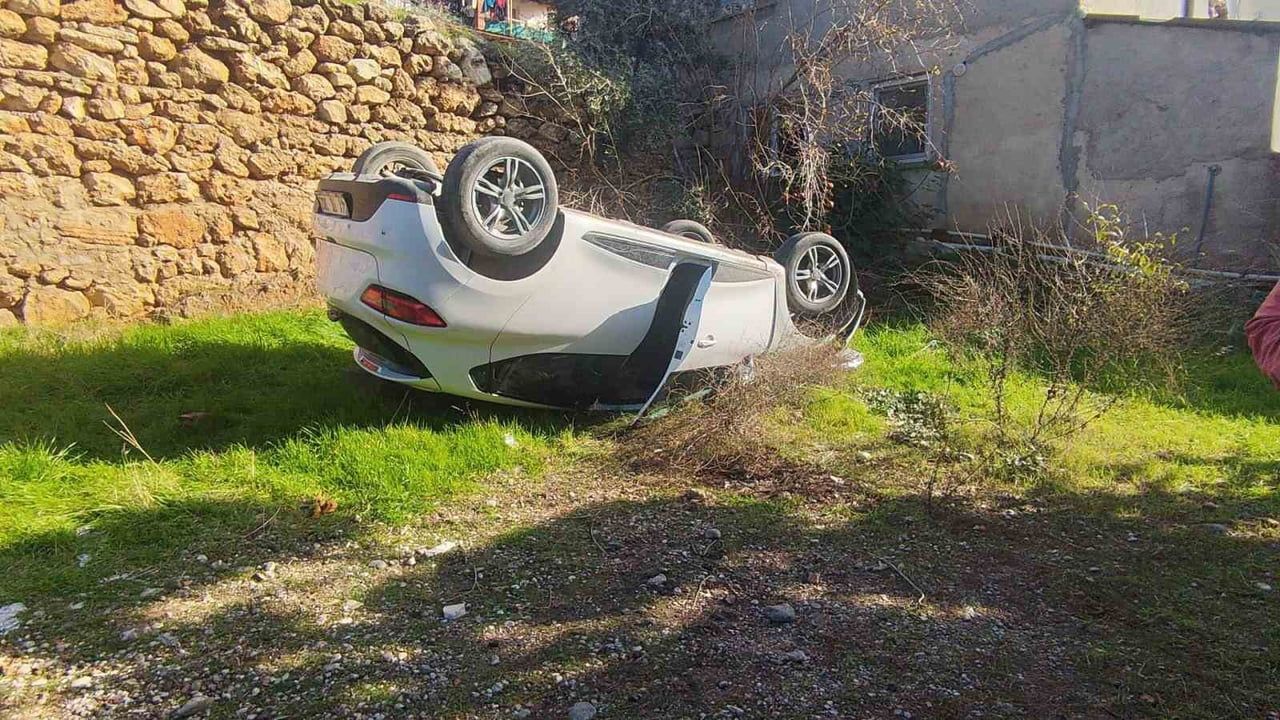 Kepez'de otomobil boş araziye yuvarlandı: 4 hafif yaralı