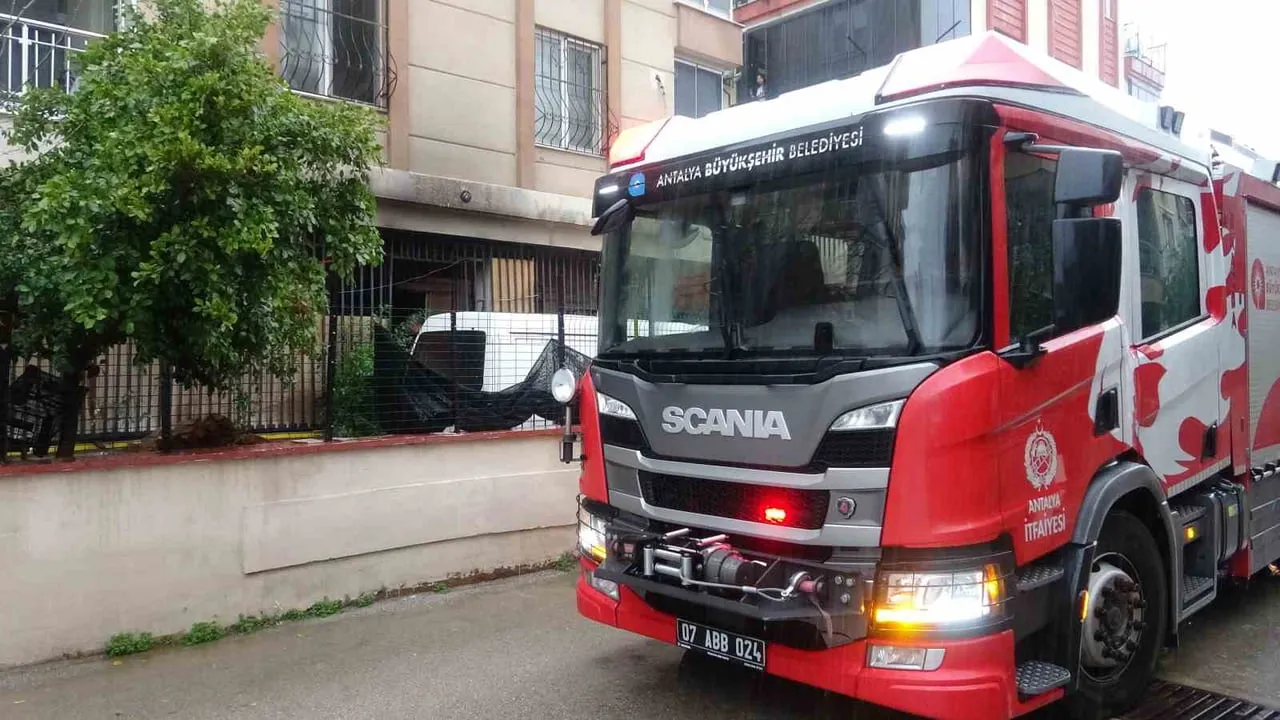 Kepez'te elektrik kaynaklı küçük yangın: Komşular yaşlı adamı dışarı çıkardı