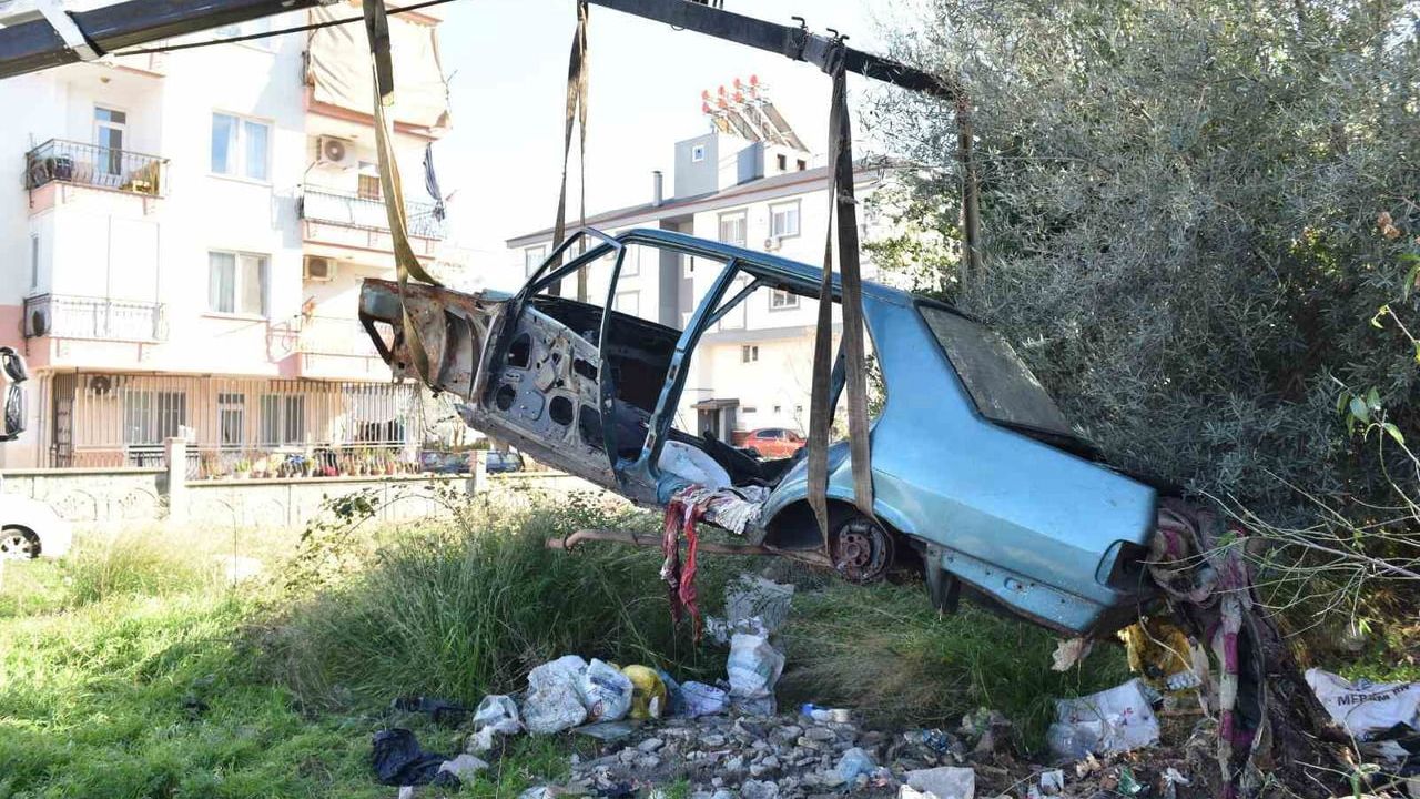 Kepez'te Sütçüler Mahallesi'ndeki hurda araçlar kaldırıldı, çevre düzeni sağlandı