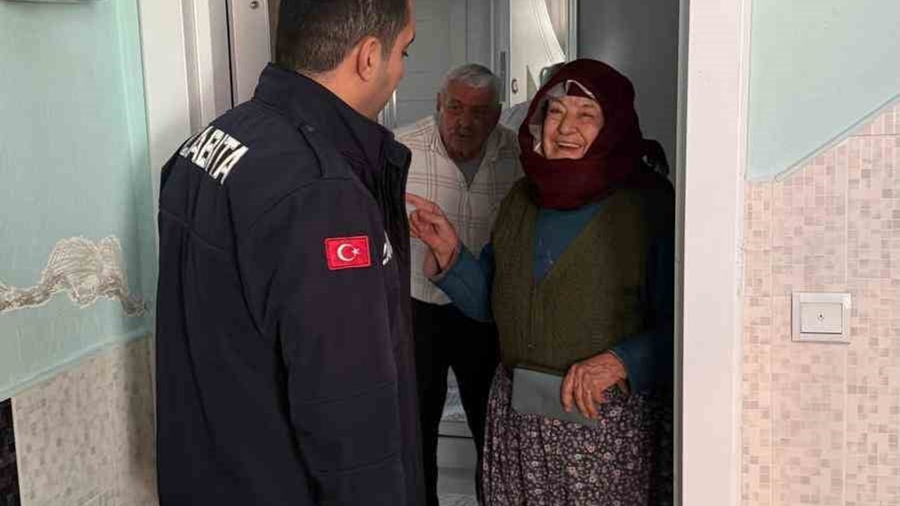 Kepez Zabıtası, Teomanpaşa Pazarı'nda Kaybolan 75 Yaşındaki Kadının Cüzdanını Evinde Teslim Etti