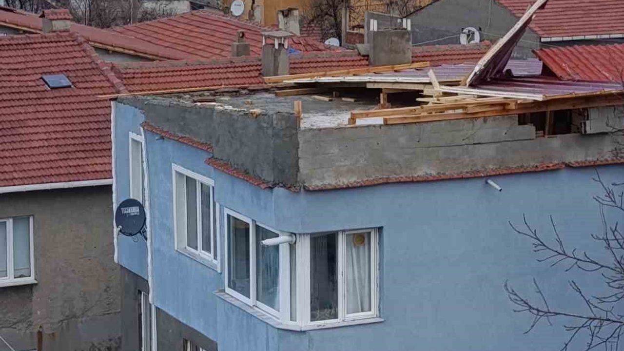 Keşan'da kuvvetli rüzgar: çatılar uçtu, Yayla sahilinde iş yeri kaplamaları söküldü ve bir tekne battı