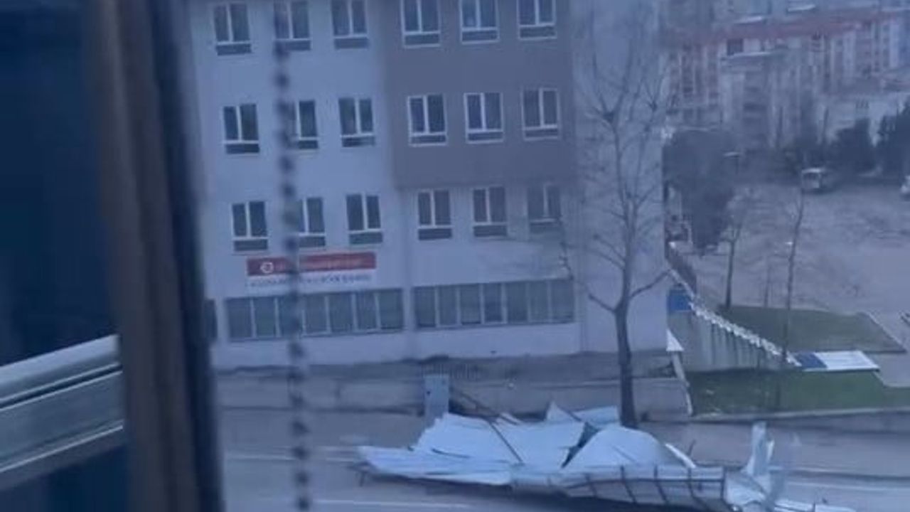 Kestel'de rüzgâr caminin çatısını uçurdu; yol kısa süre kapandı