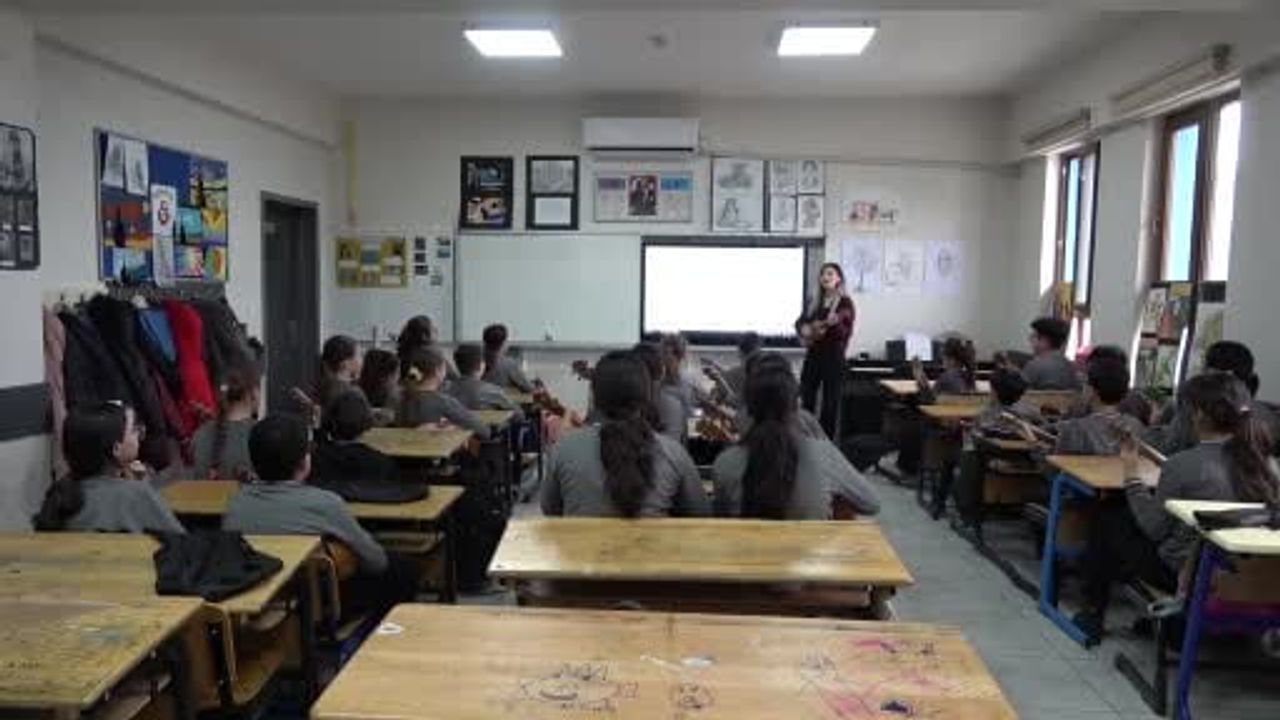 Kilis 15 Temmuz Şehitler Ortaokulu'nda Tüm Öğrenciler Ukulele Öğreniyor