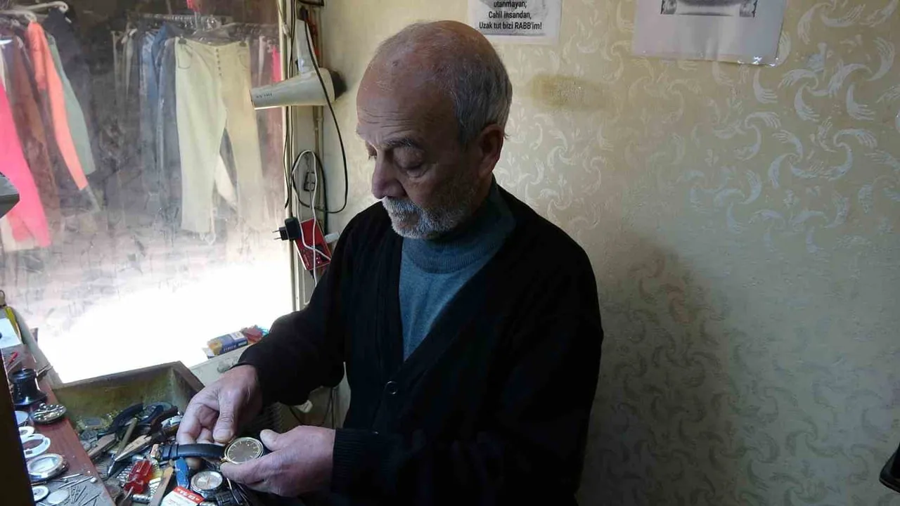 Kilis'te 54 yıldır antika saat tamiri yapan 41 yıllık usta Ahmet Çınaroğlu