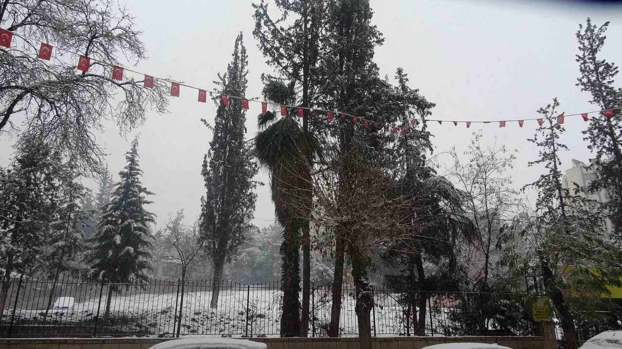 Kilis'te Kar Yağışı Etkili Oldu: Vatandaşlar Manzarayı Fotoğrafladı
