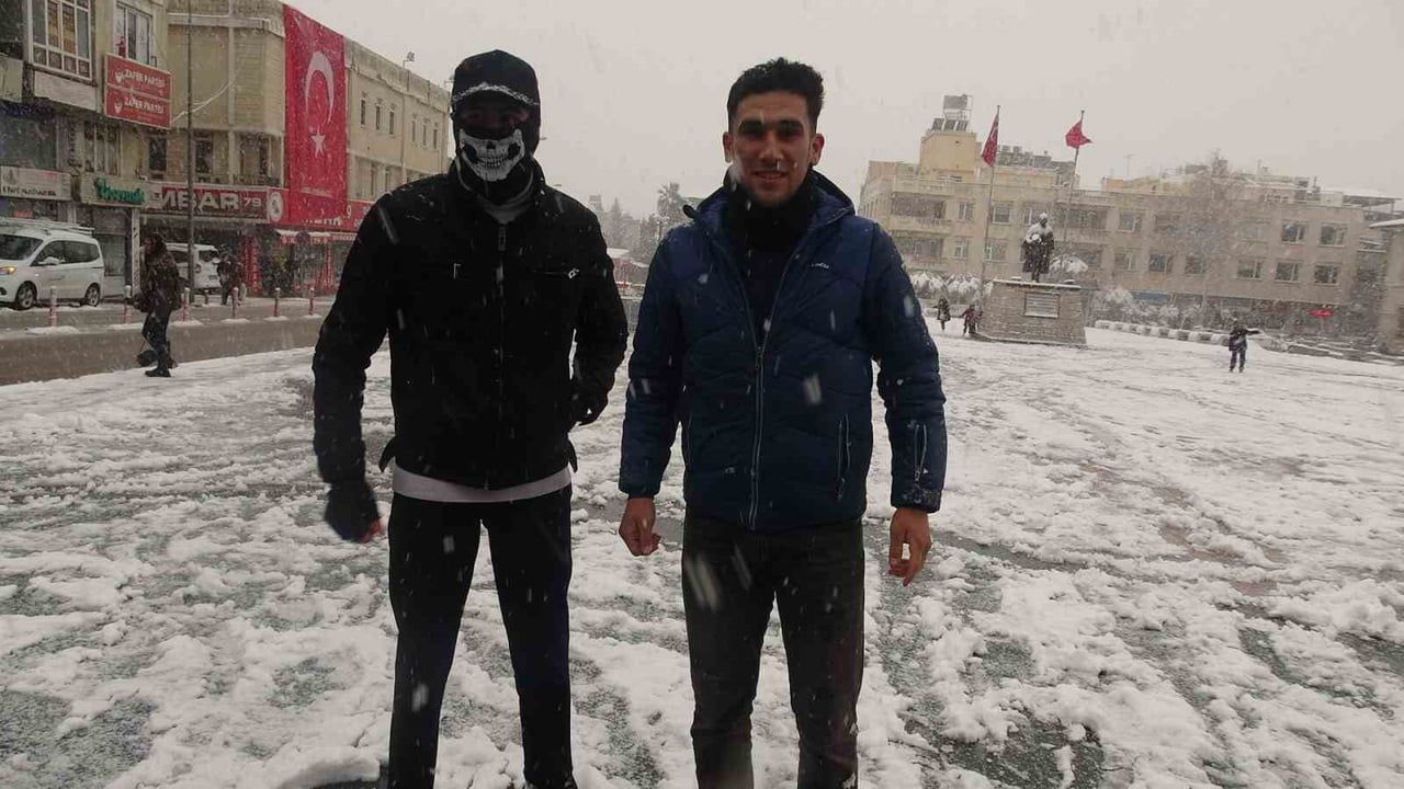 Kilis’te Kar Yağışı Kenti Beyaza Bürüdü: Vatandaşlar Sokakta, Trafikte Tedbirler Öne Çıktı