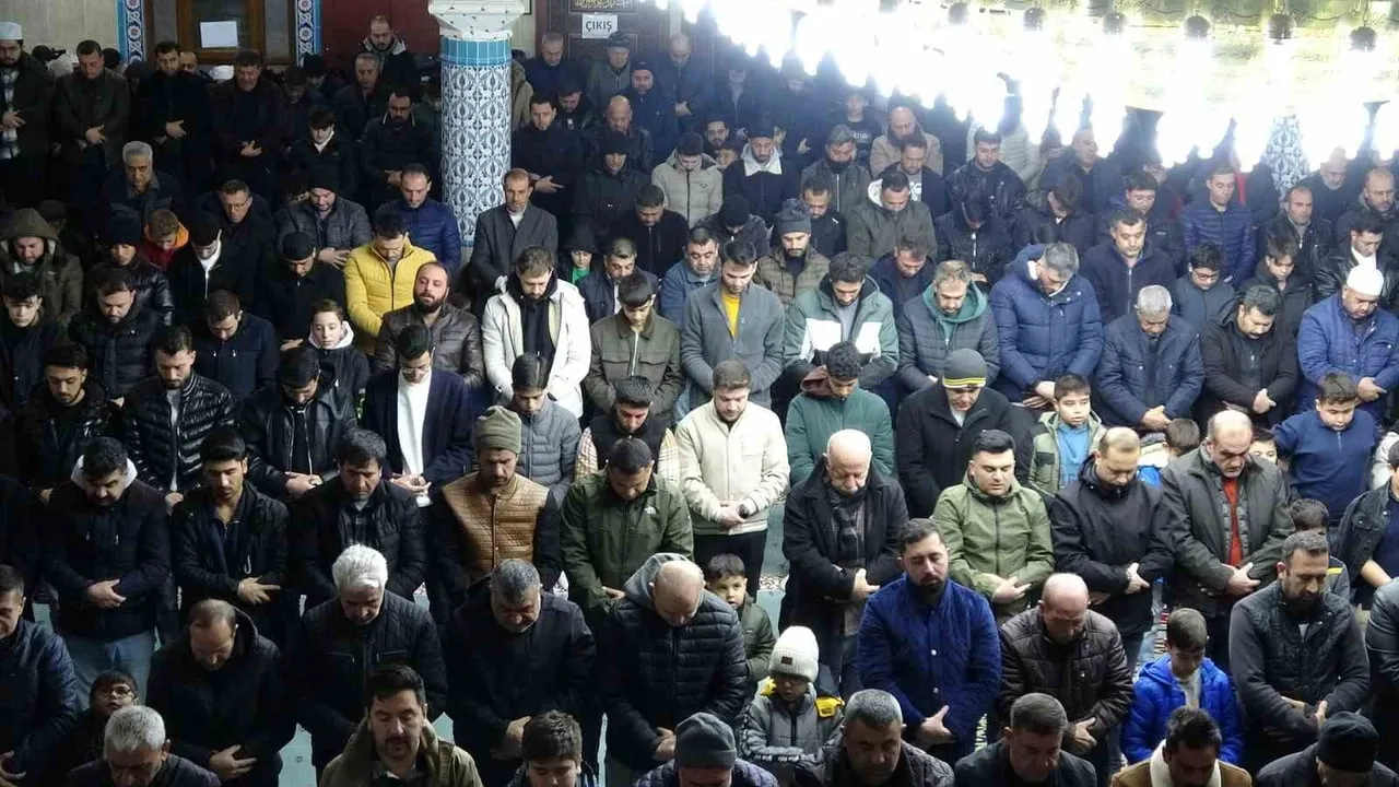 Kilis'te Miraç Kandili: Camiler doldu, Hacı Faruk Kayabaş Camii'nde yoğun katılım