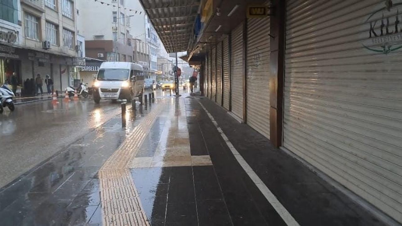 Kilis'te Sabah Sağanak ve Sis Etkili Oldu: Sürücüler Farlarını Yakıp Kontrollü İlerledi